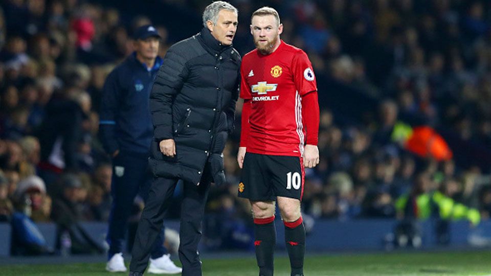 Pelatih Man United, Jose Mourinho (kiri) saat berbicara dengan kapten timnya, Wayne Rooney. Copyright: © Michael Steele/Getty Images